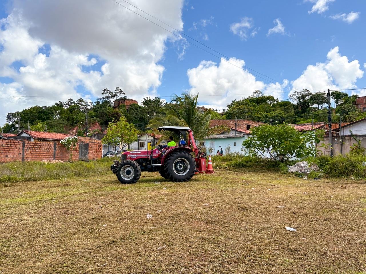 Mutirão promove serviços de limpeza no Verdes Horizontes.