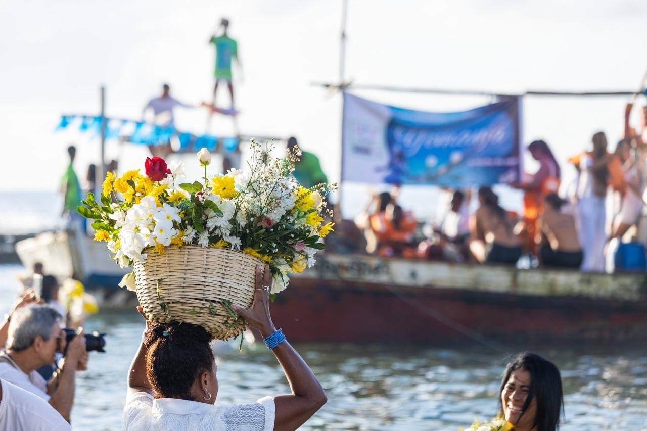 Homenagem a Yemanjá une devoção, cultura e ancestralidade em Arembepe