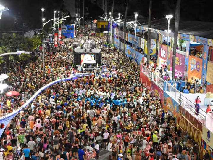 Confira a programação e ordem dos trios nos principais circuitos neste sábado de carnaval em Salvador.