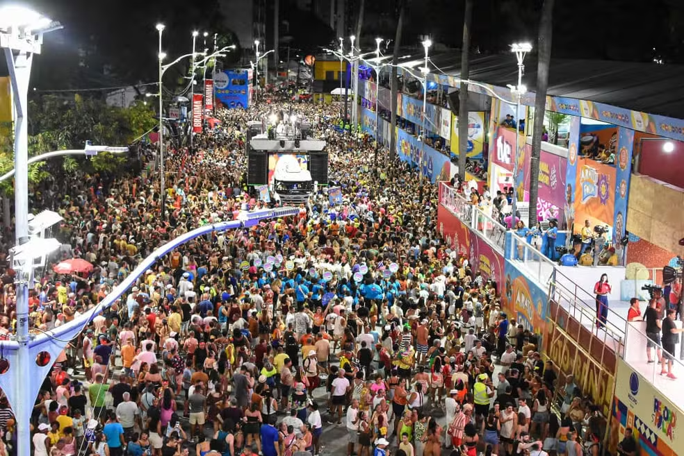 Confira a programação e ordem dos trios nos principais circuitos neste sábado de carnaval em Salvador.