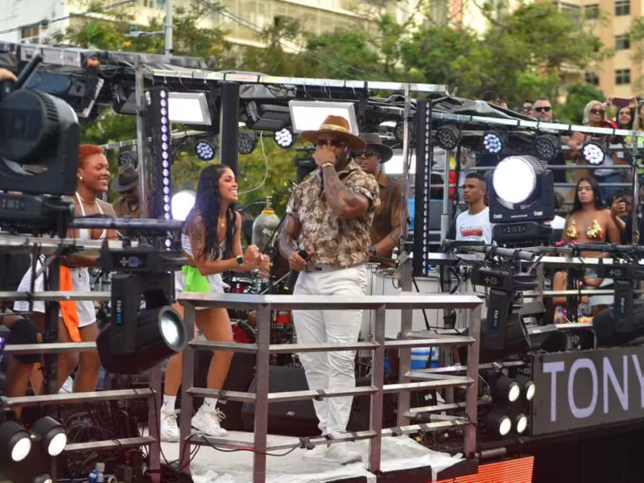 Trio elétrico de Tony Salles quebra e cantor encerra desfile antes do final do circuito em Salvador