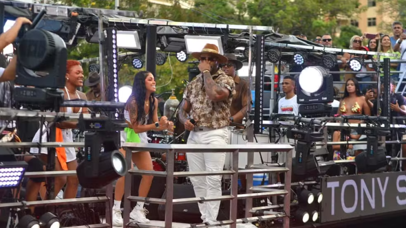 Trio elétrico de Tony Salles quebra e cantor encerra desfile antes do final do circuito em Salvador