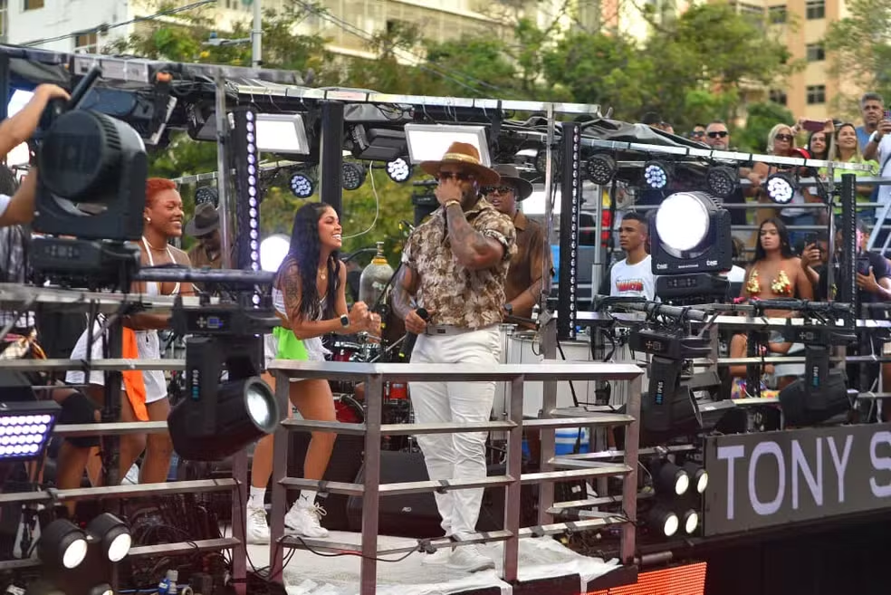 Trio elétrico de Tony Salles quebra e cantor encerra desfile antes do final do circuito em Salvador