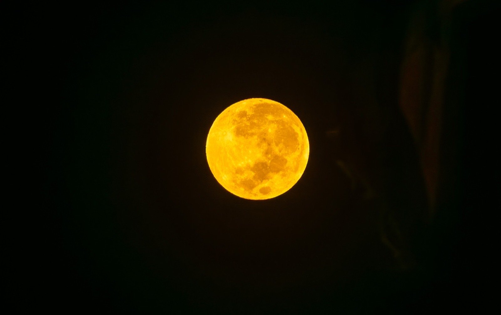 Eclipse lunar total pinta o céu de vermelho nesta terça; Lua de sangue.
