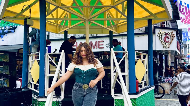 Paula Lyandra mistura ritmos e dá show de identidade cultural no Esquenta São João de Camaçari