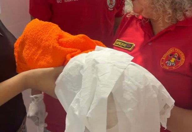 Bebê é encontrado com vida em lixeira no Centro Comercial de Camaçari