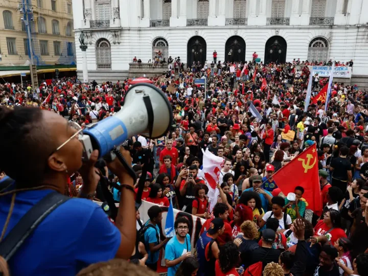 Estudantes fazem atos pelo país em apoio a Lula